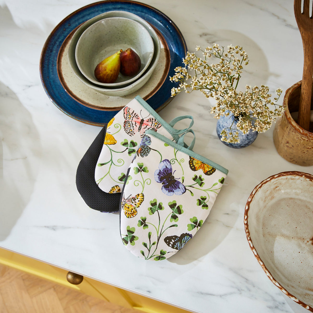 Ulster Weavers Ovenwantjes - Butterfly Grove, ovenwantjes op het aanrecht tussen kommetjes