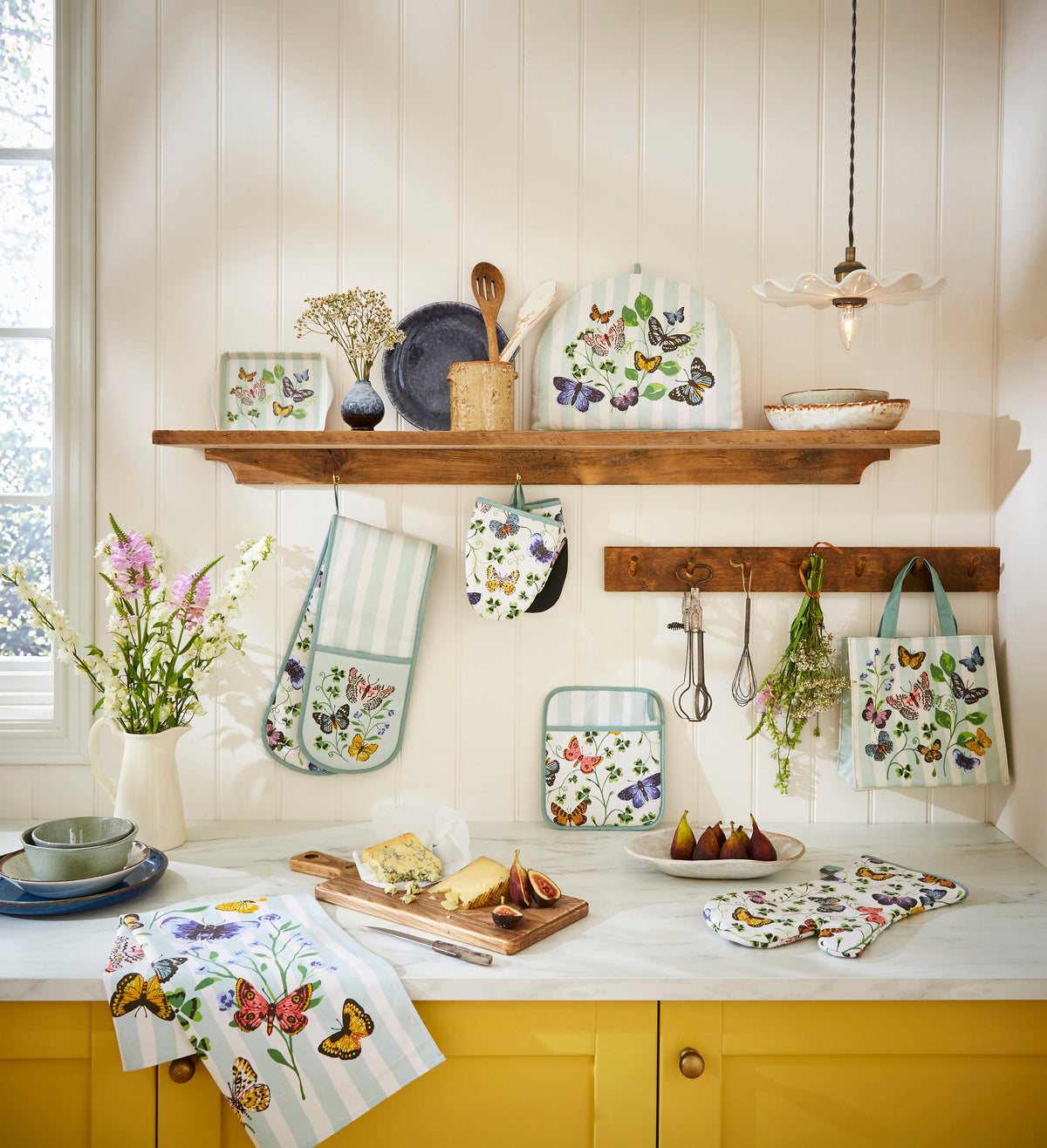 Ulster Weavers Pannenlap - Butterfly Grove, pannenlap aan een haakje in de keuken