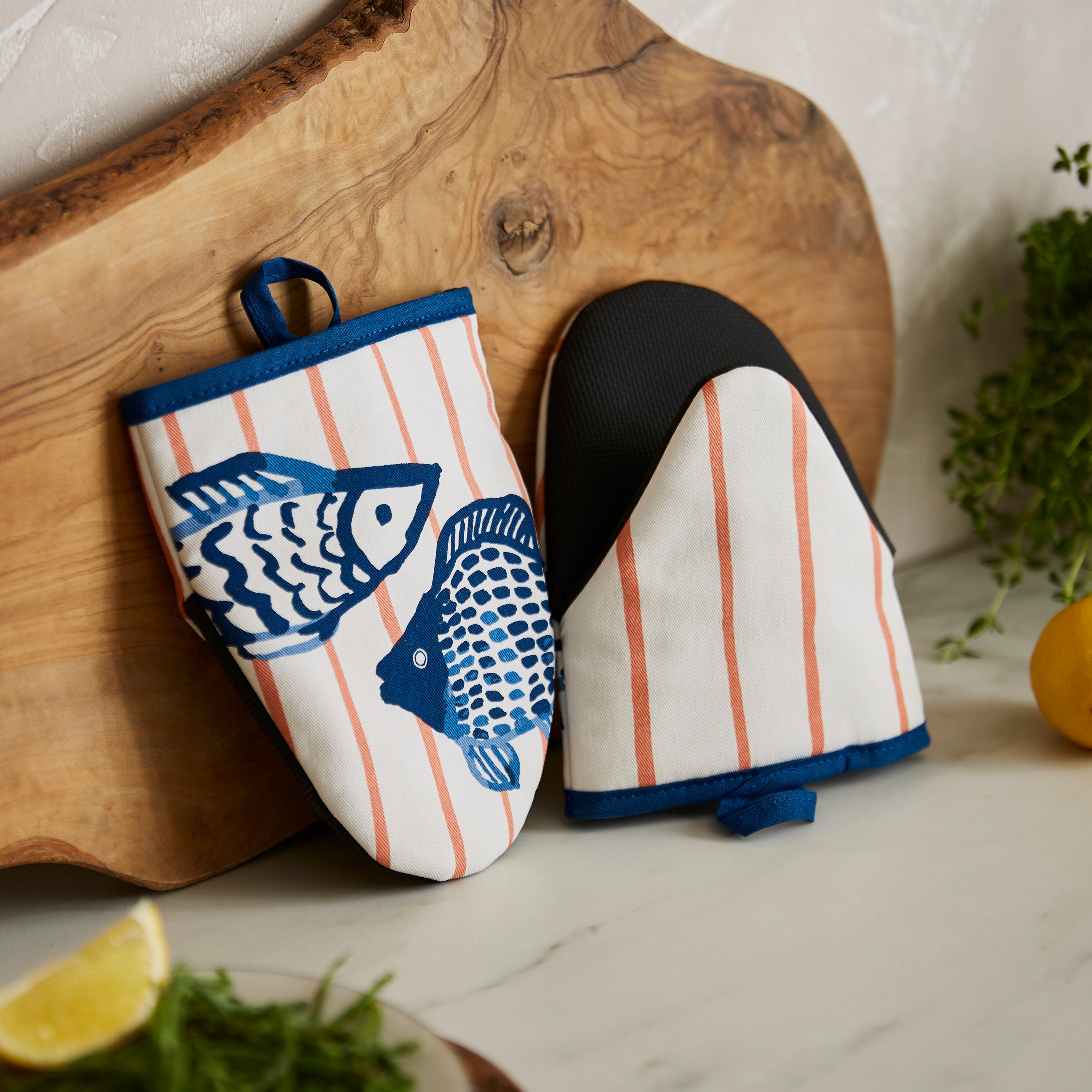 Ulster Weavers Ovenwantjes - Catch of the Day, ovenwantjes aan een haakje bij het aanrecht