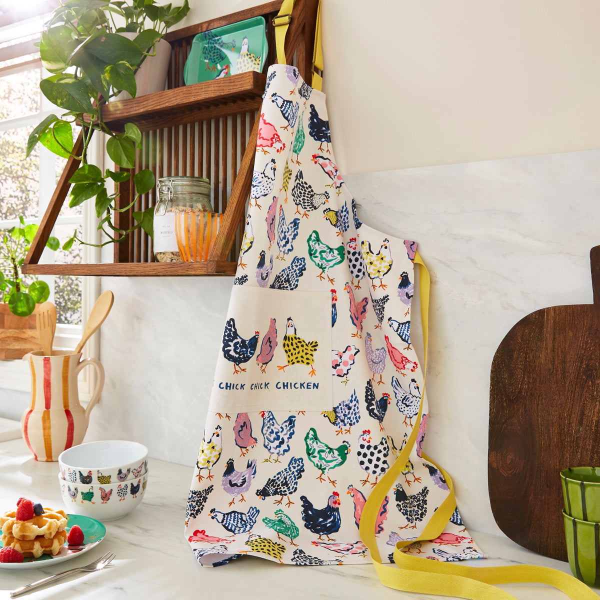 Ulster Weavers Keukenschort Katoen - Chick Chicken, schort hangend bij een plant in de keuken