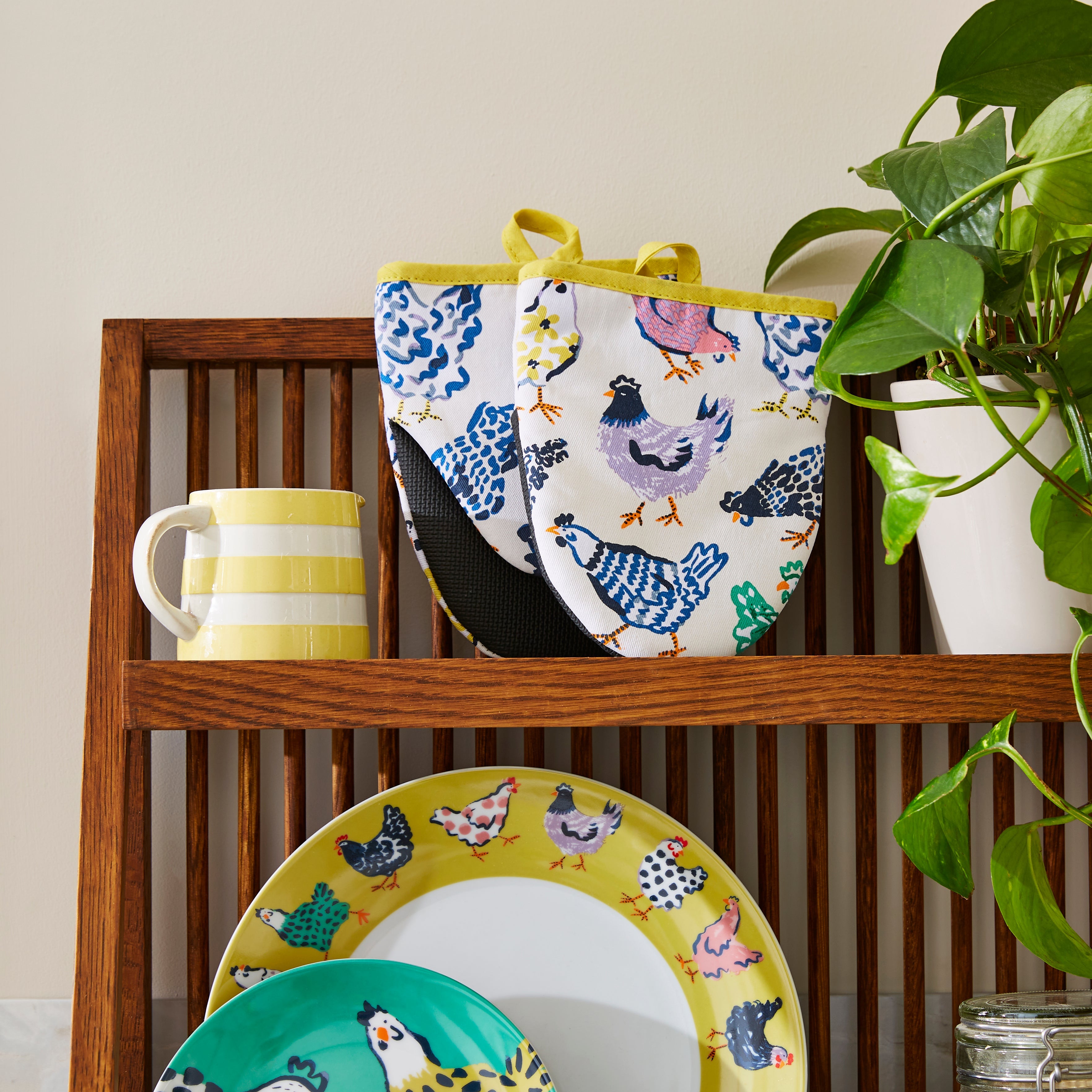 Ulster Weavers Ovenwantjes - Chick Chicken, ovenwantjes op een houten kast met een ei