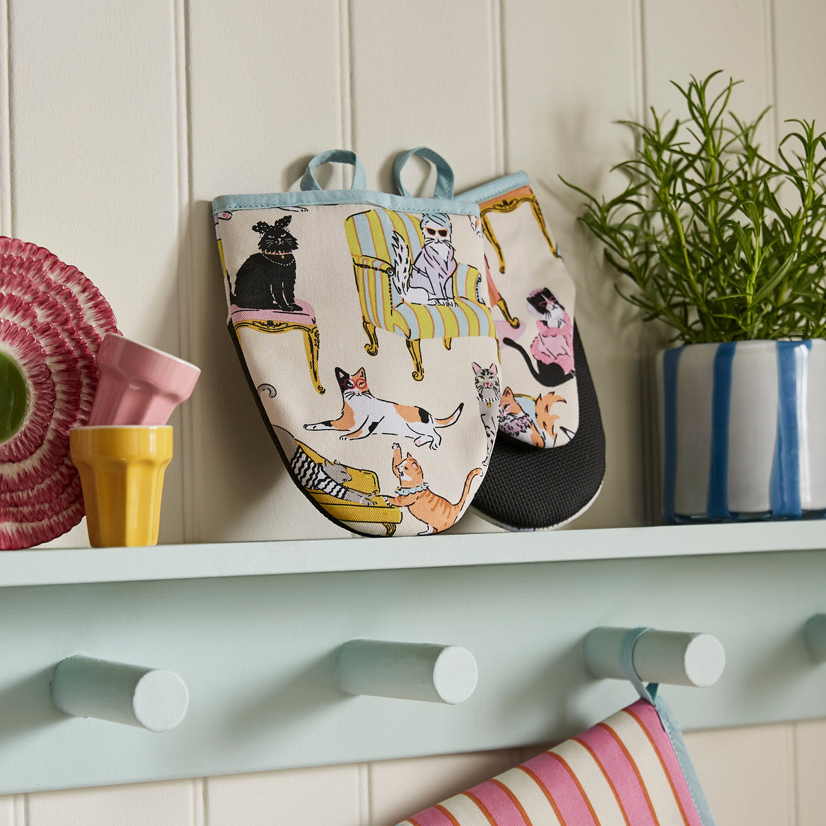 Ulster Weavers Ovenwantjes - Cool Cats, ovenwantjes op een plank tussen kopjes