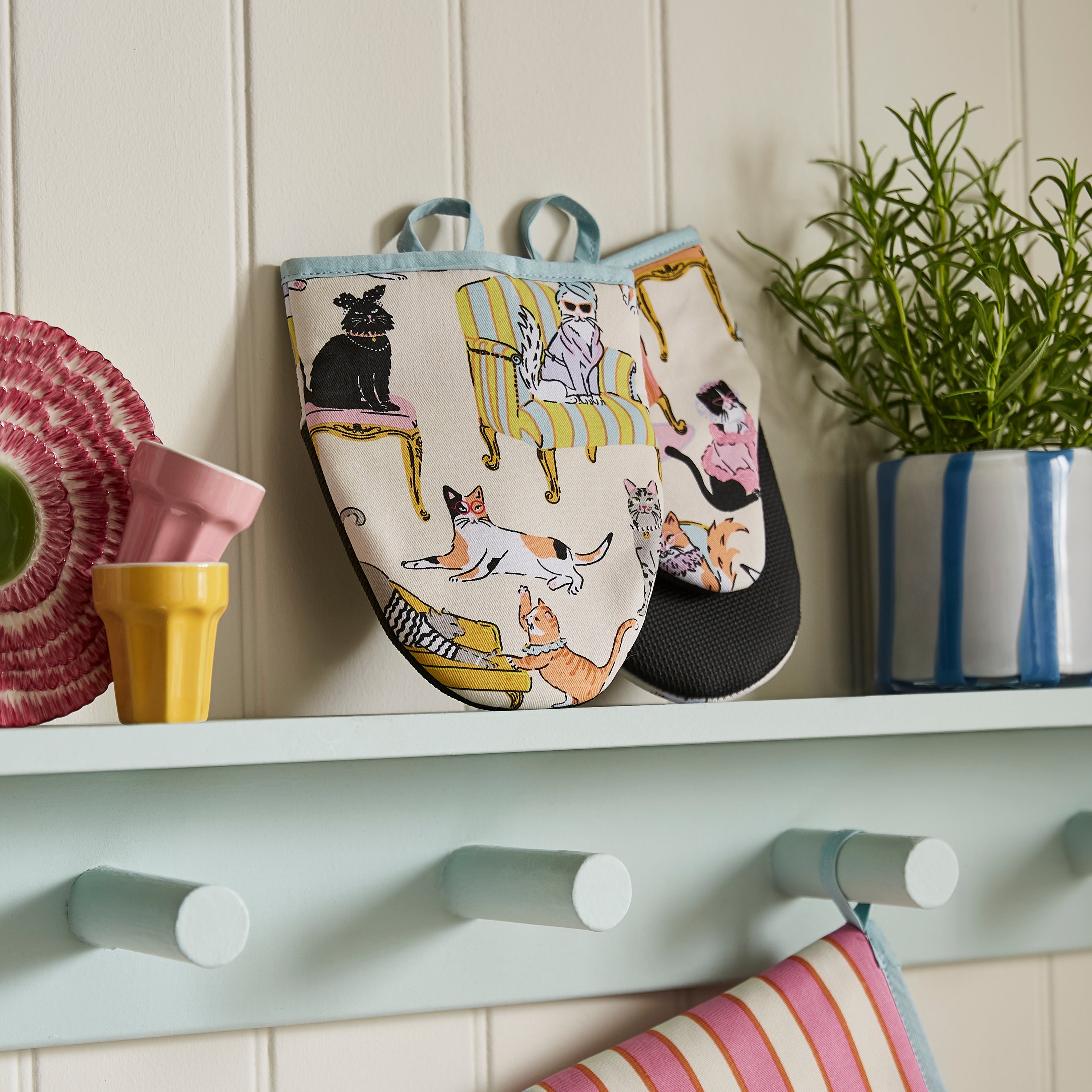 Ulster Weavers Ovenwantjes - Cool Cats, ovenwantjes op een plank tussen kopjes