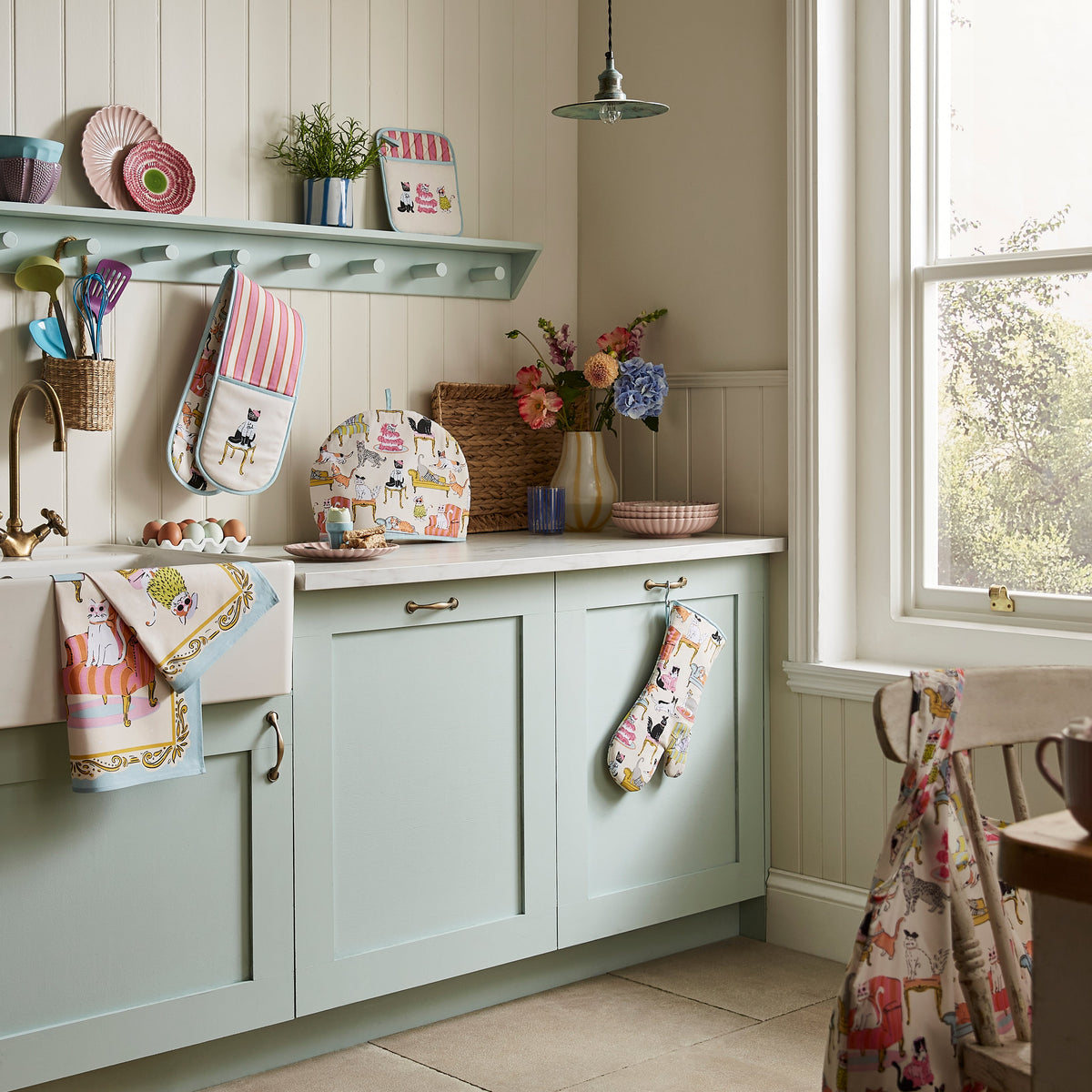 Ulster Weavers Ovenwantjes - Cool Cats, ovenwantjes en theedoek aan haakjes in de keuken
