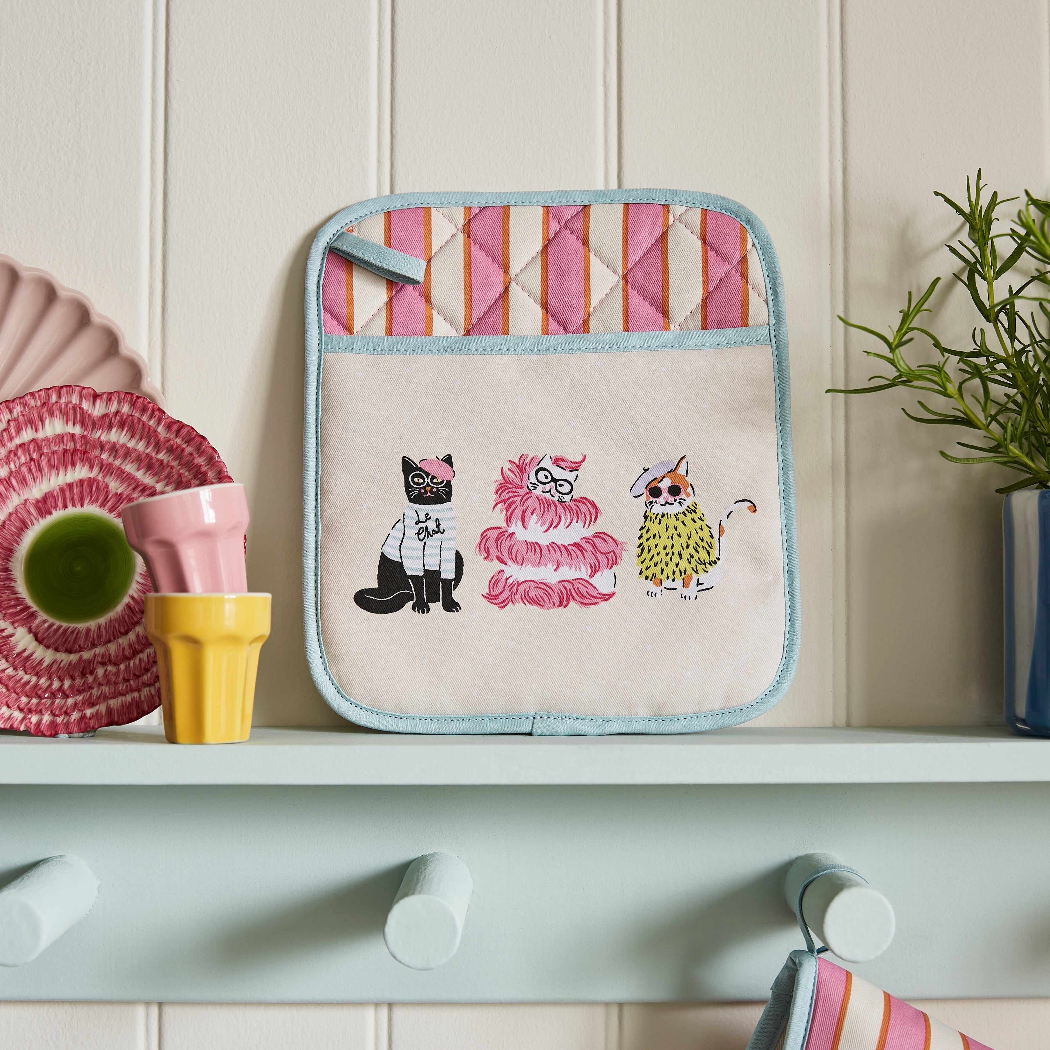 Ulster Weavers Pannenlap - Cool Cats, pannenlap aan een haakje naast een plant