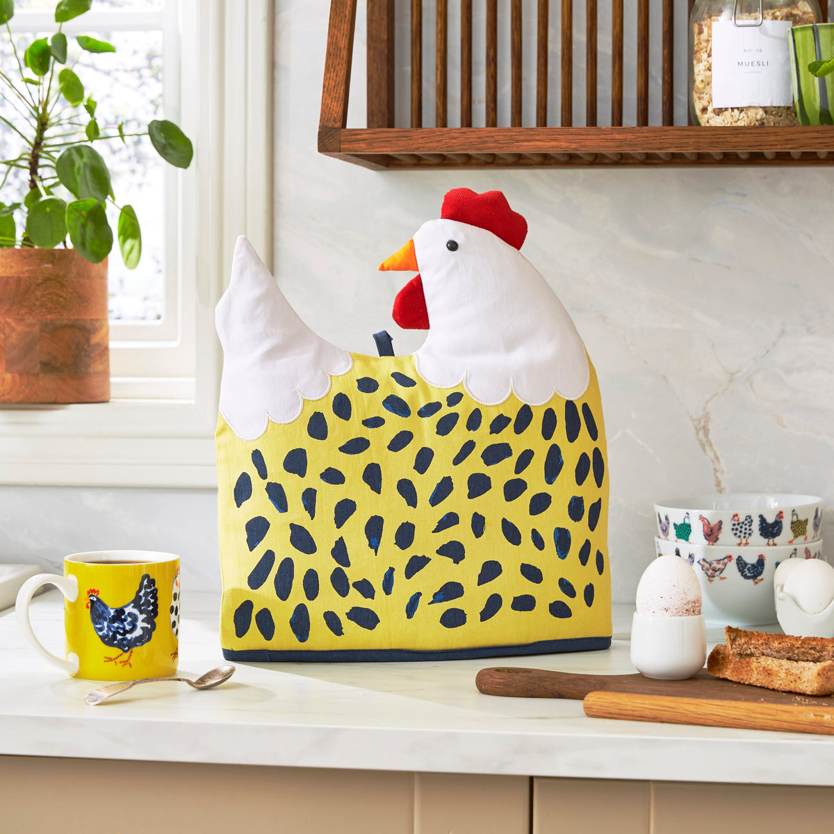 Ulster Weavers Theemuts - Chick Chicken, theemuts in de vorm van een kip op de keukentafel