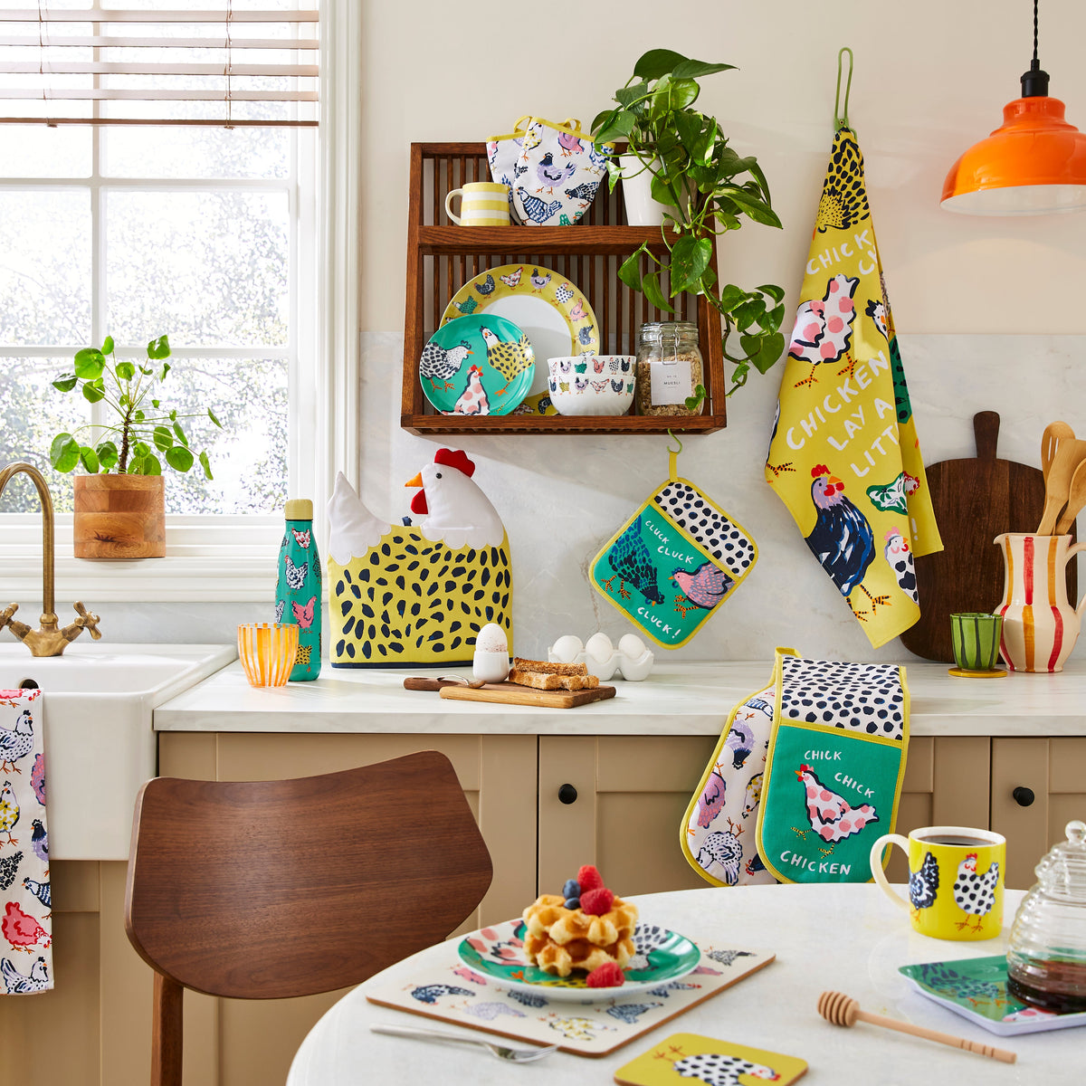 Ulster Weavers Pannenlap - Chick Chicken, pannenlap, theedoek en ovenwant op de keukentafel