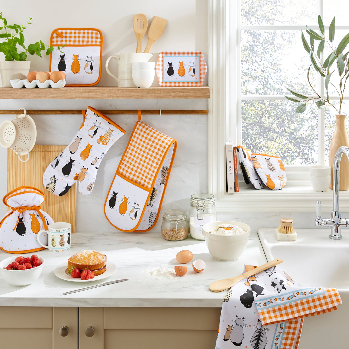 Ulster Weavers Keukenschort Katoen - Cats In Waiting, schort, theedoek en ovenwant op het aanrecht
