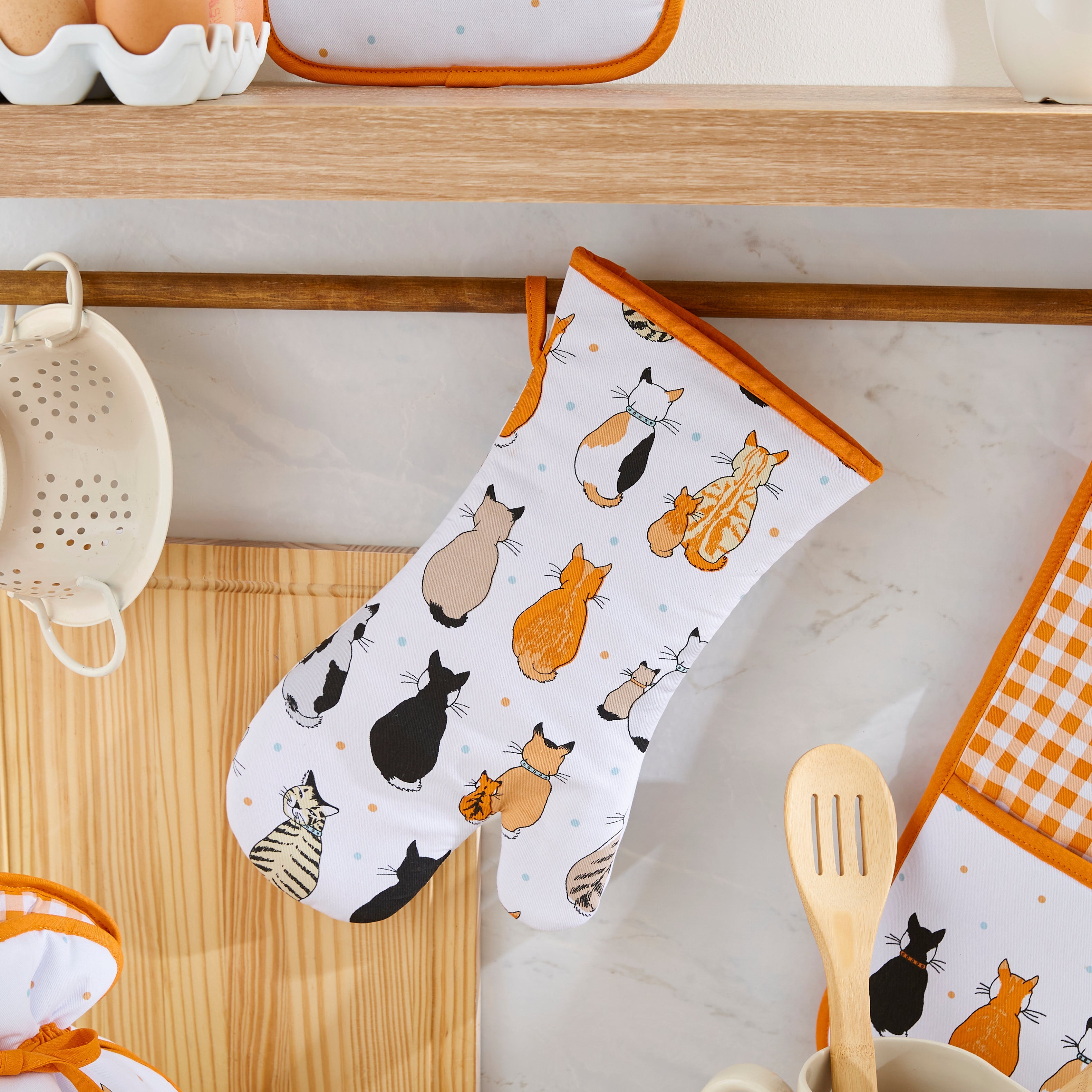 Ulster Weavers Ovenwant Katoen - Cats In Waiting, ovenwant op het aanrecht tussen bakspullen