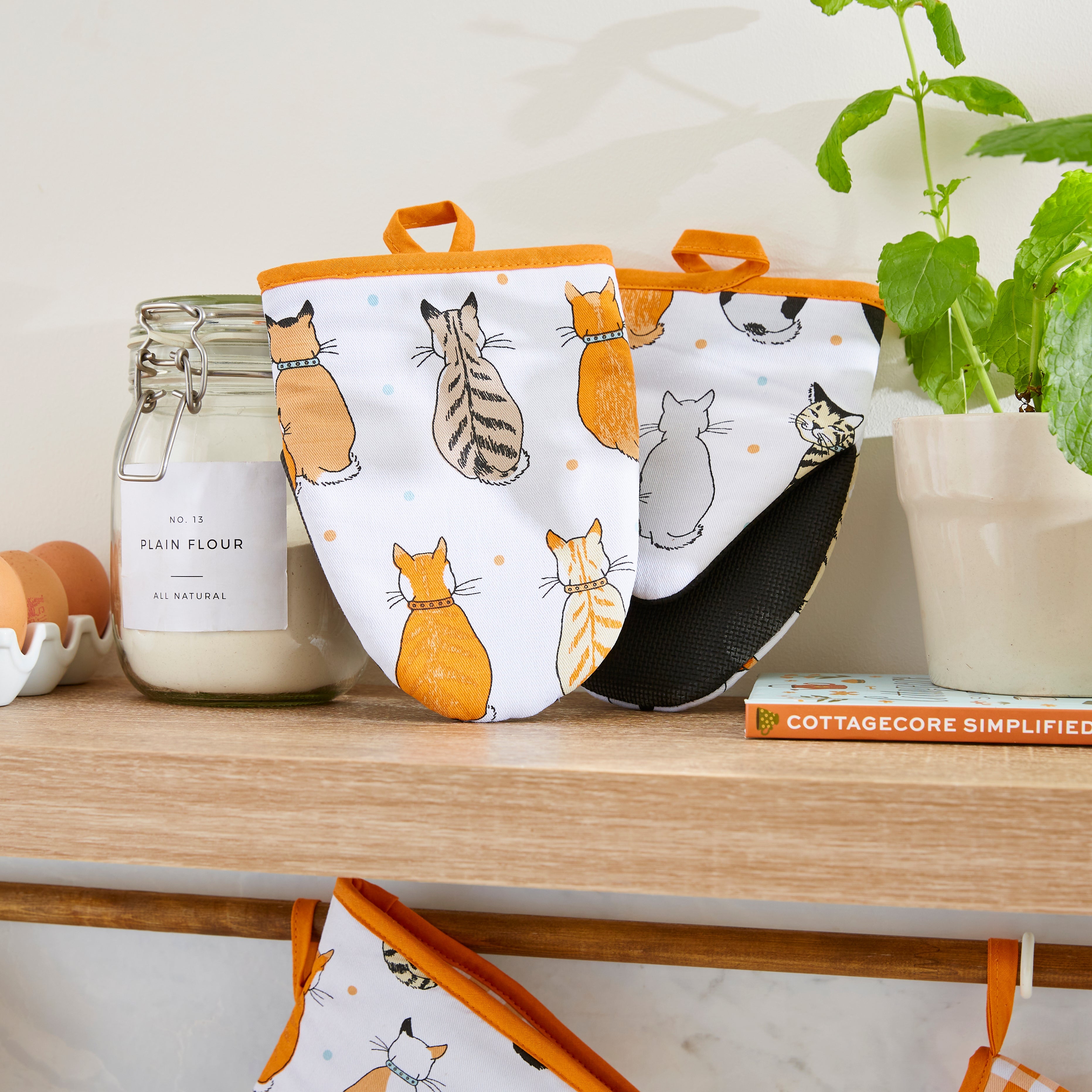 Ulster Weavers Ovenwantjes - Cats In Waiting, ovenwantjes op het aanrecht tussen bakspullen