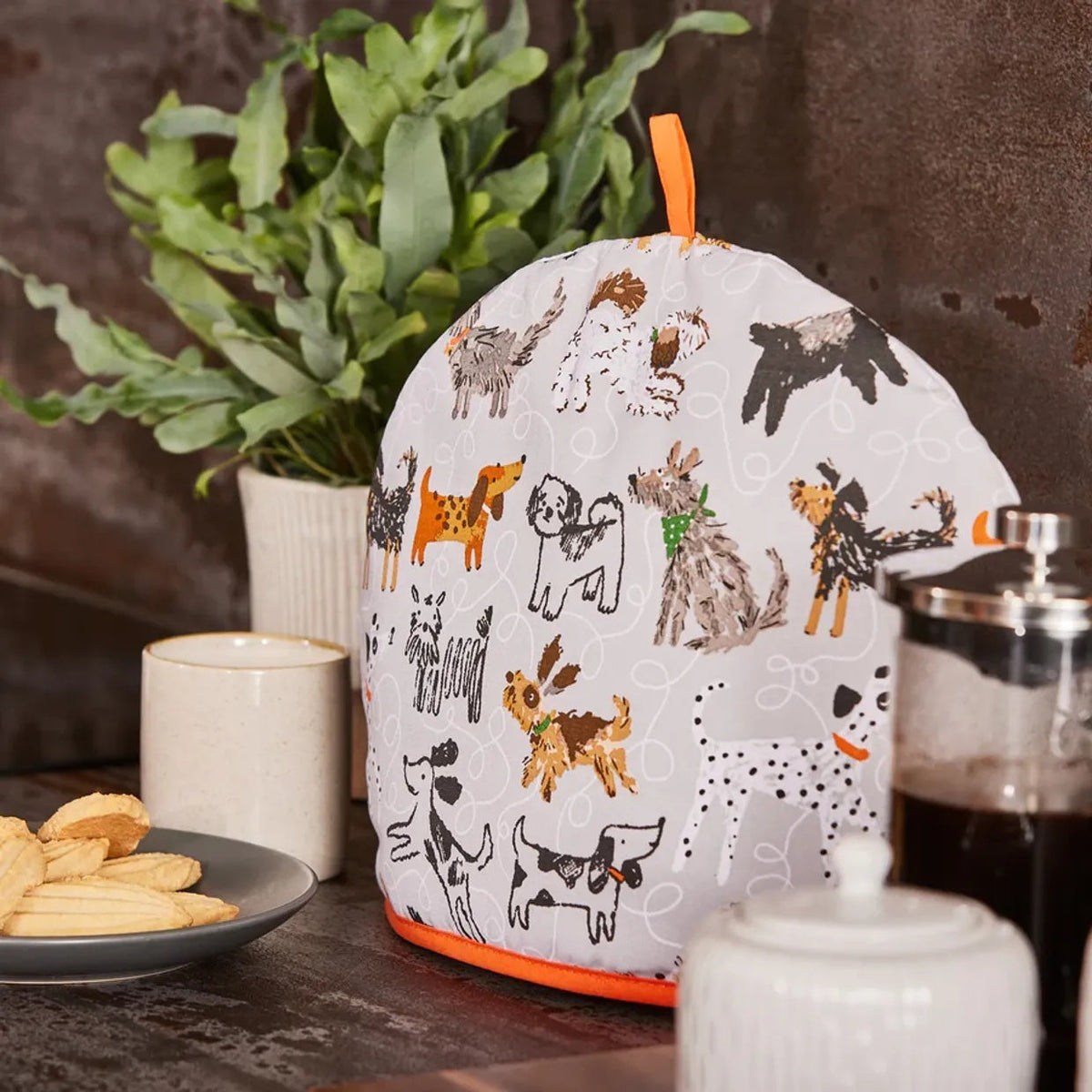 Ulster Weavers Theemuts - Dog Days, theemuts op de keukentafel tussen planten