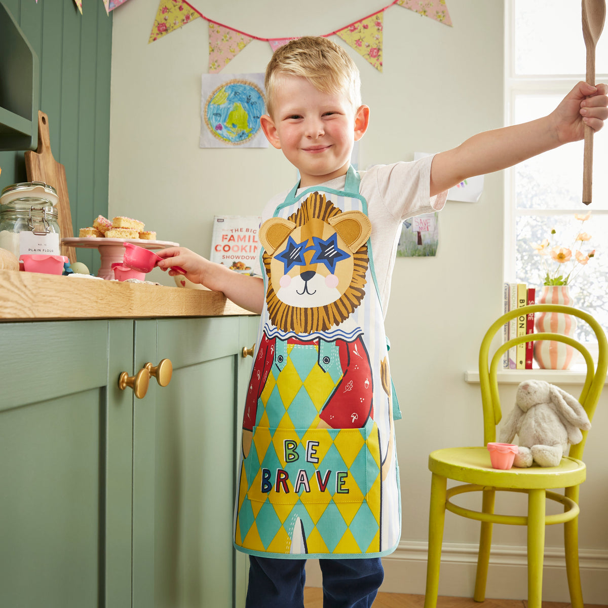 Ulster Weavers Kinderschort - Leon Lion, kind draagt de kinderschort met leeuwenkop