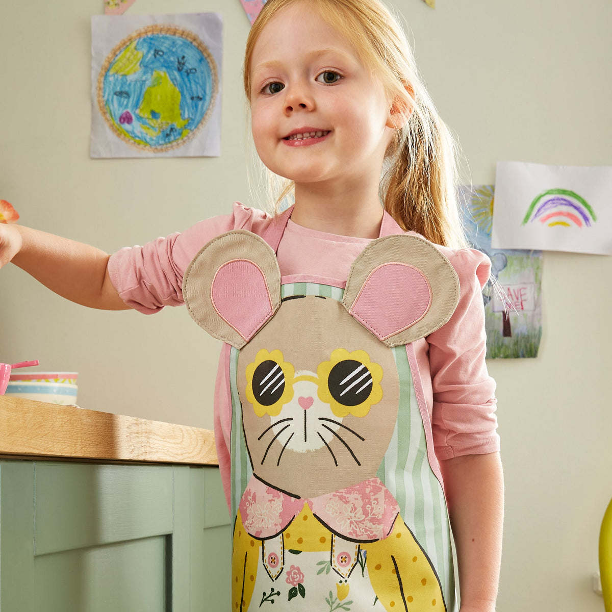 Ulster Weavers Kinderschort - Maisy Mouse, kind draagt de kinderschort met muizenkop