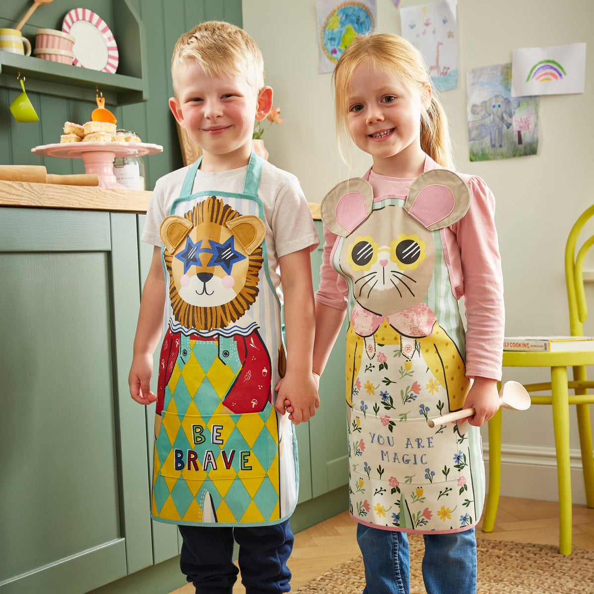 Ulster Weavers Kinderschort - Maisy Mouse, kinderen dragen samen de kinderschorten in de keuken