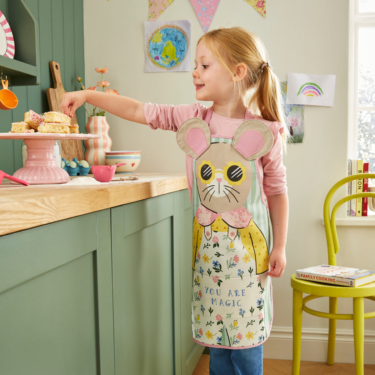 Ulster Weavers Kinderschort - Maisy Mouse, kinderen dragen samen de kinderschorten aan de keukentafel