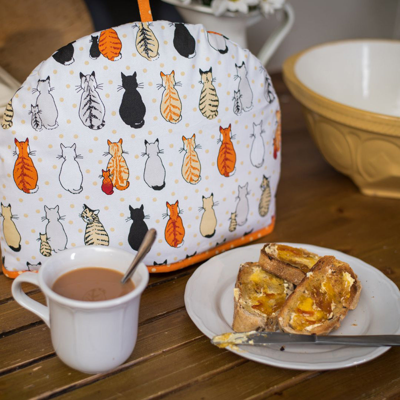 Ulster Weavers Theemuts - Cats In Waiting, theemuts op de keukentafel naast een kopje koffie
