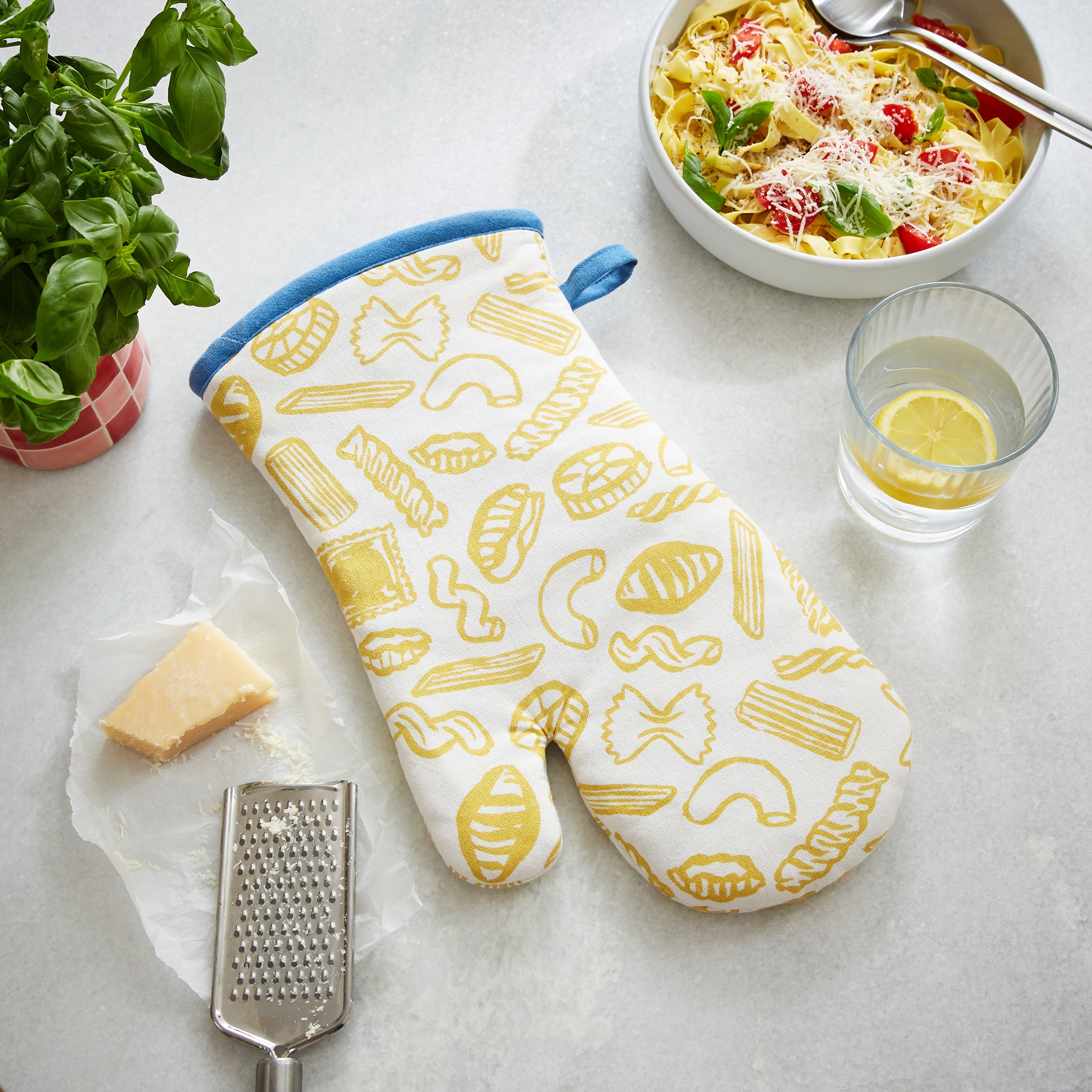 Ulster Weavers Ovenwant Katoen - Pasta Lovers Club, ovenwant naast een saladekom