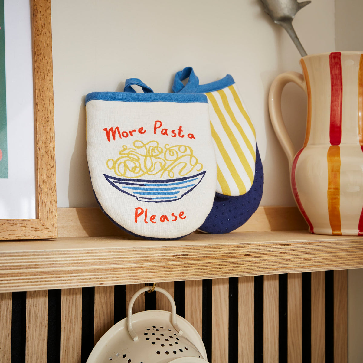 Ulster Weavers Ovenwantjes - Pasta Lovers Club, ovenwantjes met tekst "more pasta please" op het aanrecht