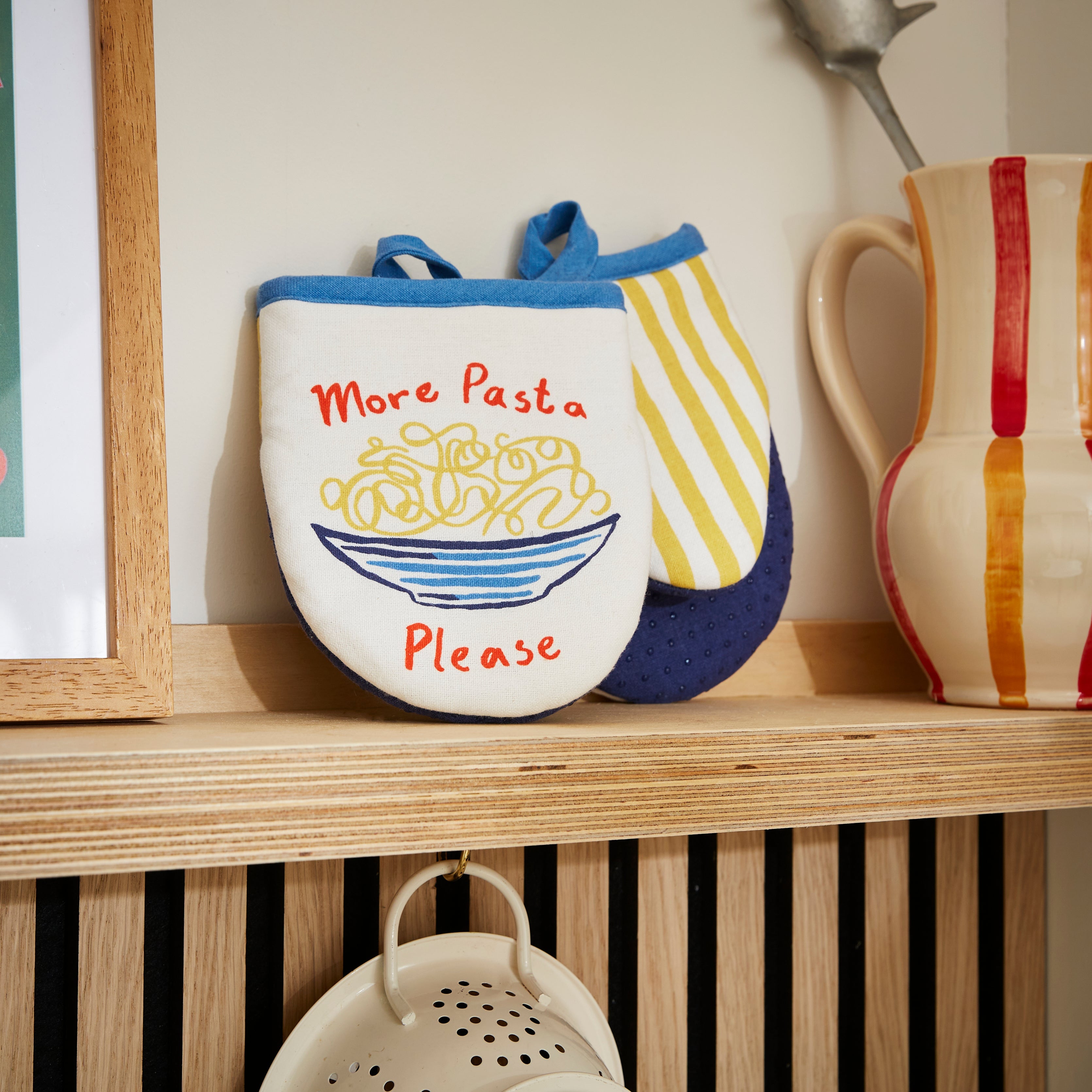 Ulster Weavers Ovenwantjes - Pasta Lovers Club, ovenwantjes met tekst "more pasta please" op het aanrecht