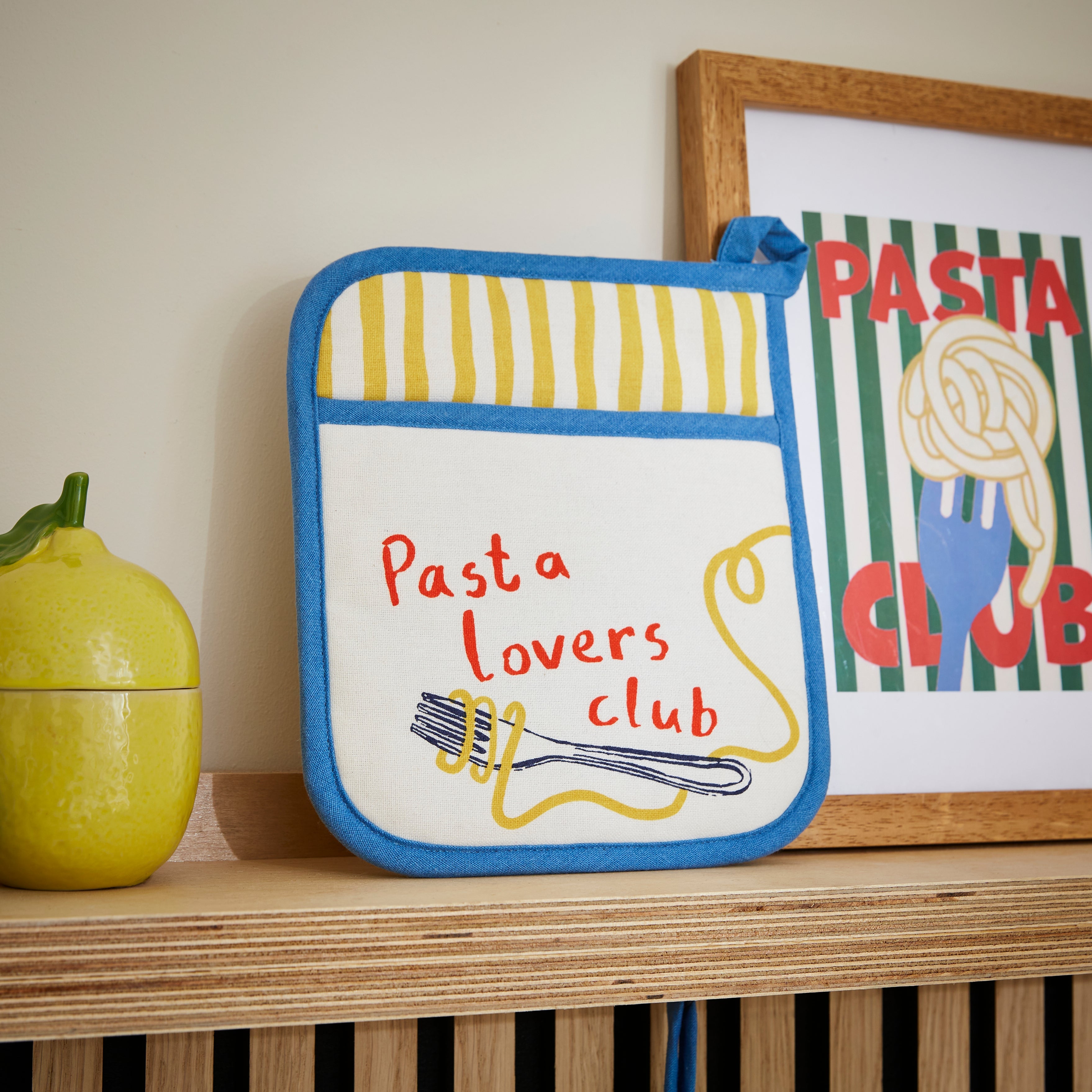 Ulster Weavers Pannenlap - Pasta Lovers Club, pannenlap met tekst "pasta lovers club" tegen een schilderij