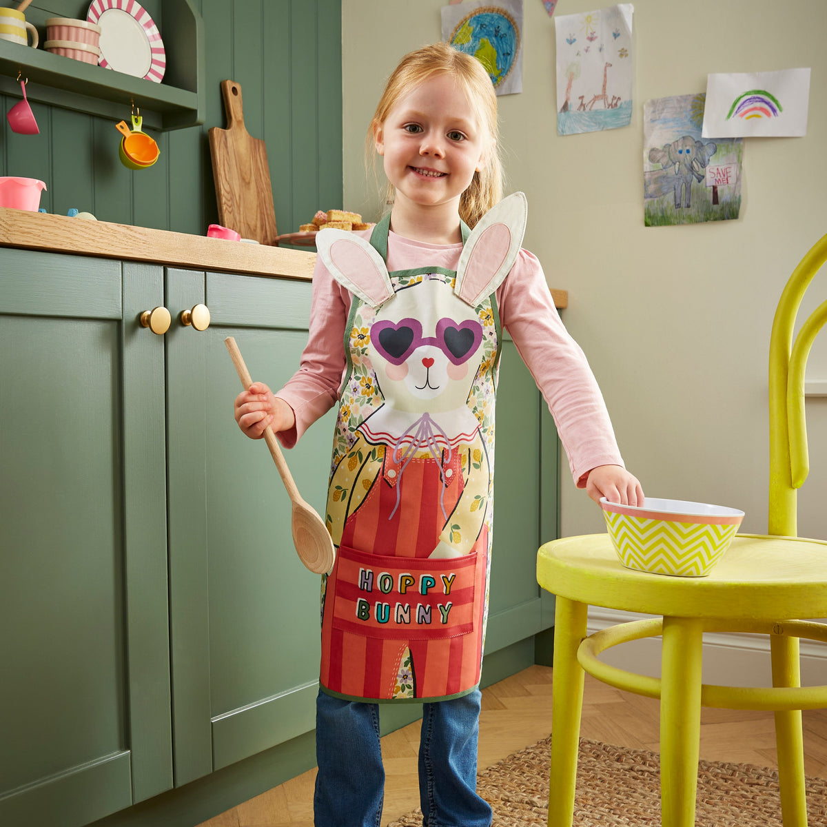 Ulster Weavers Kinderschort - Rosie Rabbit, kind draagt de kinderschort met konijnenkop