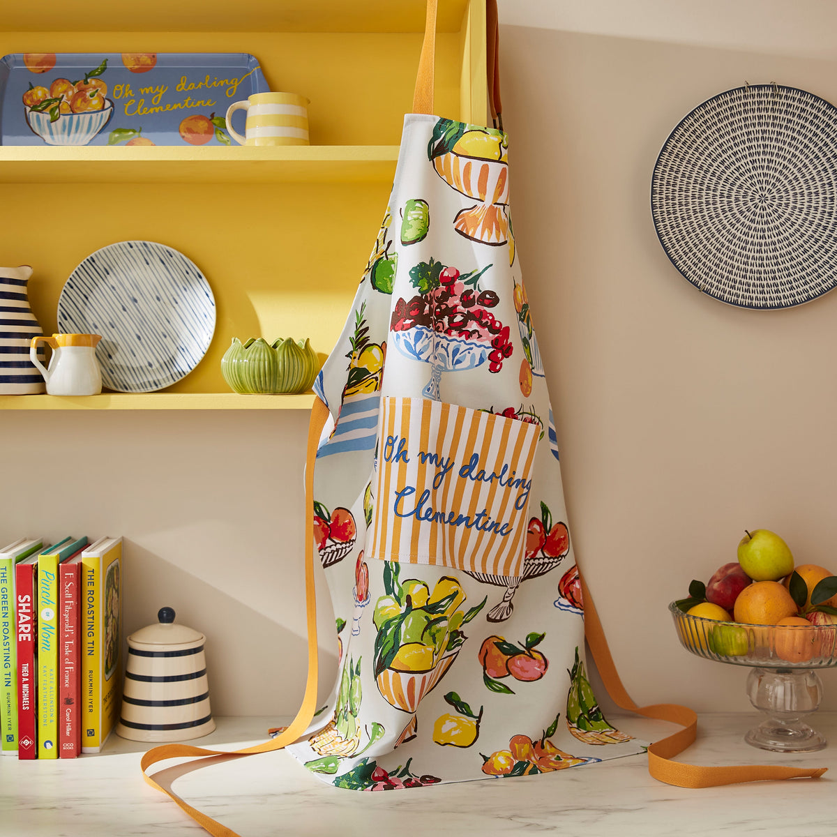 Ulster Weavers Keukenschort Katoen - Summer Fruits, schort hangend bij een fruitschaal