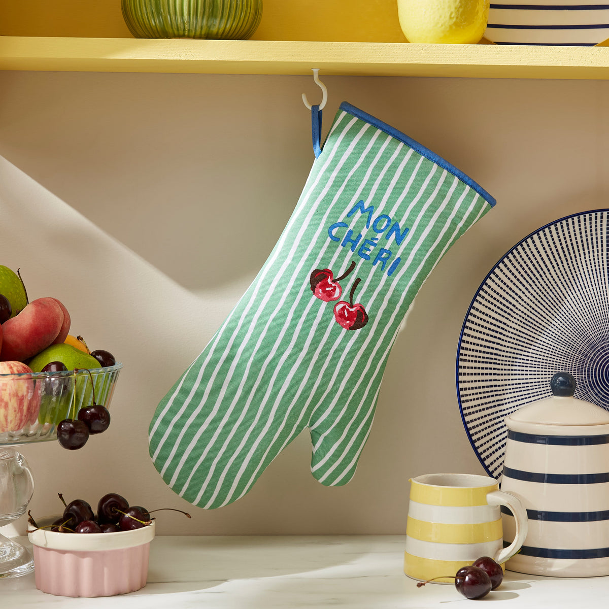 Ulster Weavers Ovenwant Katoen - Summer Fruits, ovenwant hangend aan een haakje