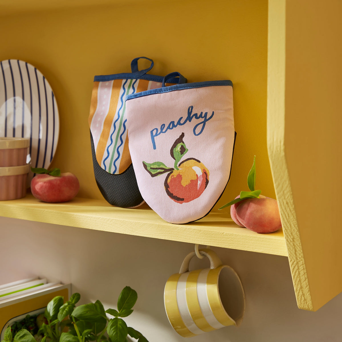 Ulster Weavers Ovenwantjes - Summer Fruits, ovenwantjes met tekst "peachy" op een plank