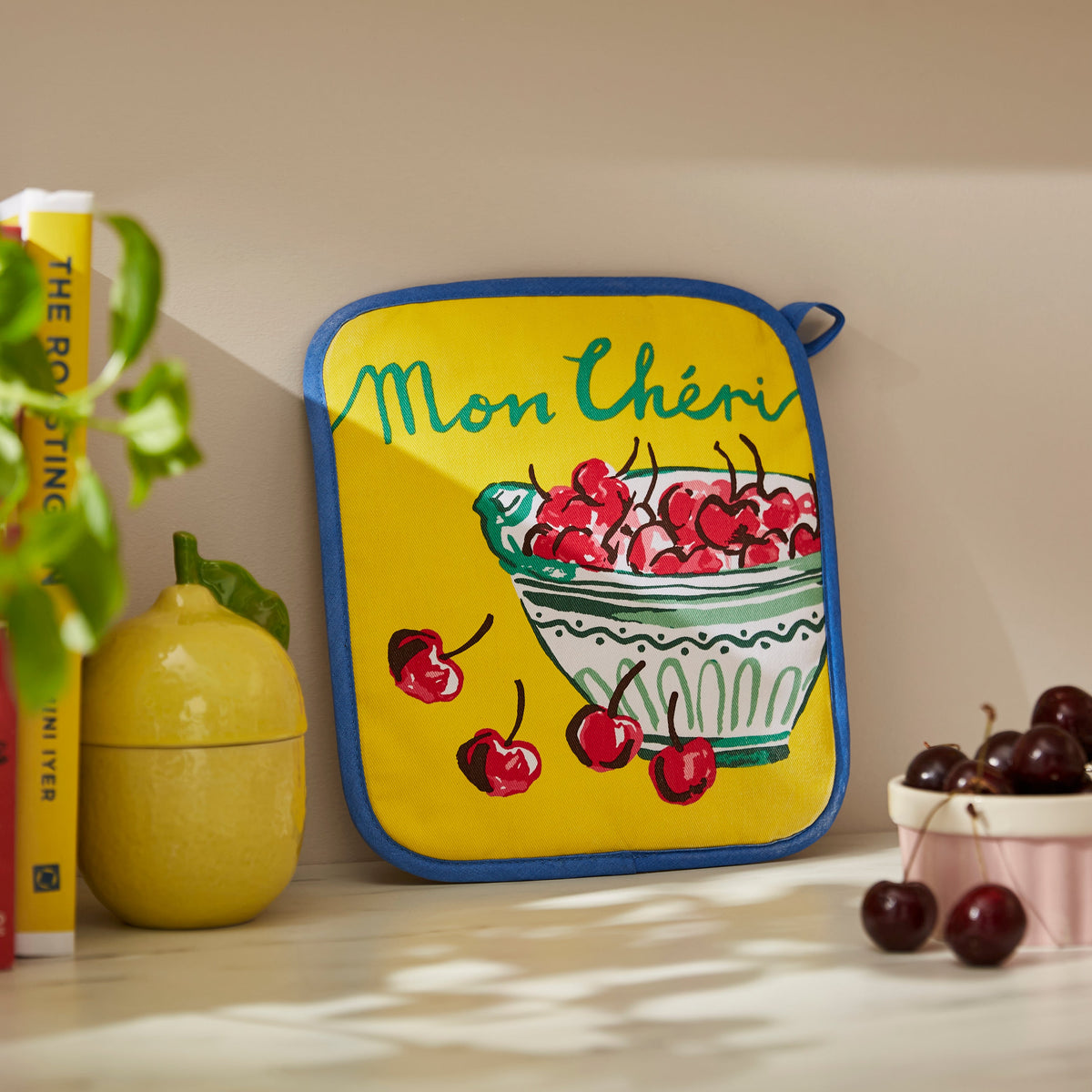 Ulster Weavers Pannenlap - Summer Fruits, pannenlap met kersenprint en tekst "mon chéri"
