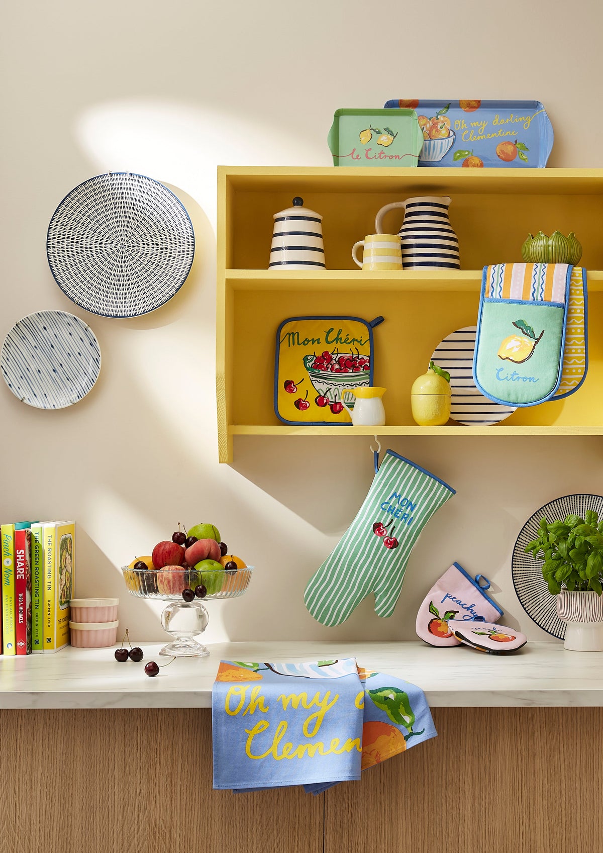 Ulster Weavers Pannenlap - Summer Fruits, pannenlap en theedoek op een plank in de keuken