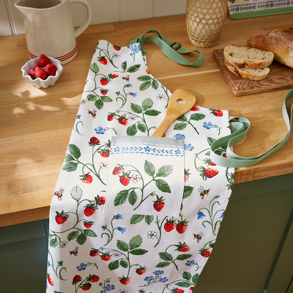 Ulster Weavers Keukenschort Katoen - Strawberry Patch, schort op het aanrecht bij fruit