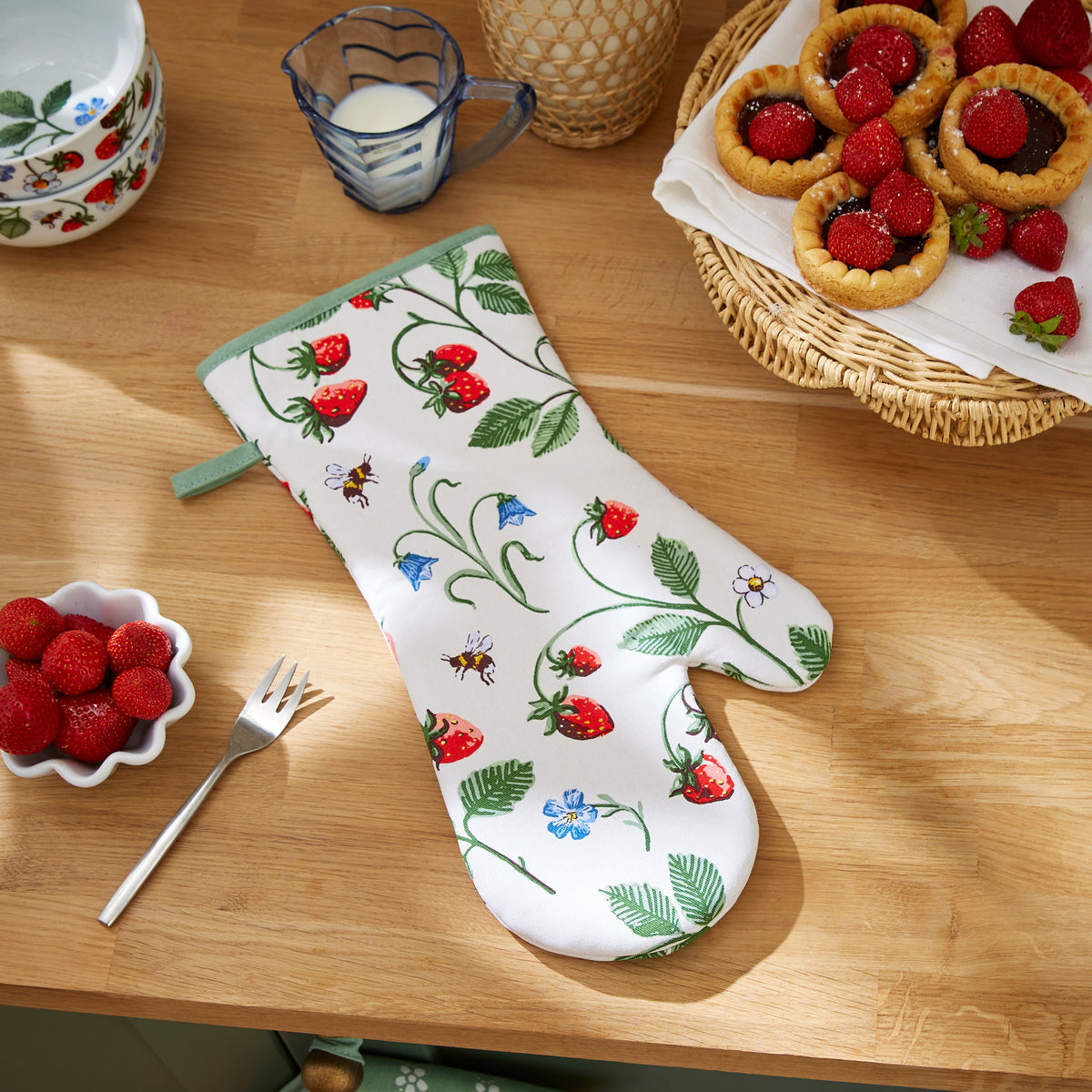 Ulster Weavers Ovenwant Katoen - Strawberry Patch, ovenwant op het aanrecht bij bessen
