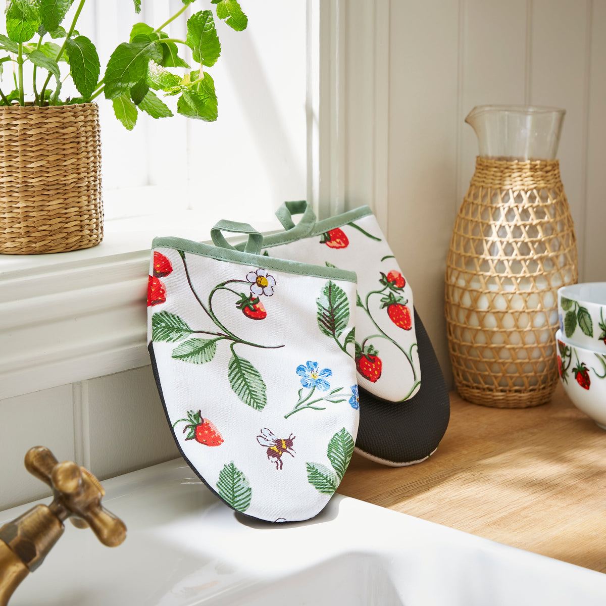 Ulster Weavers Ovenwantjes - Strawberry Patch, ovenwantjes hangend bij het raam