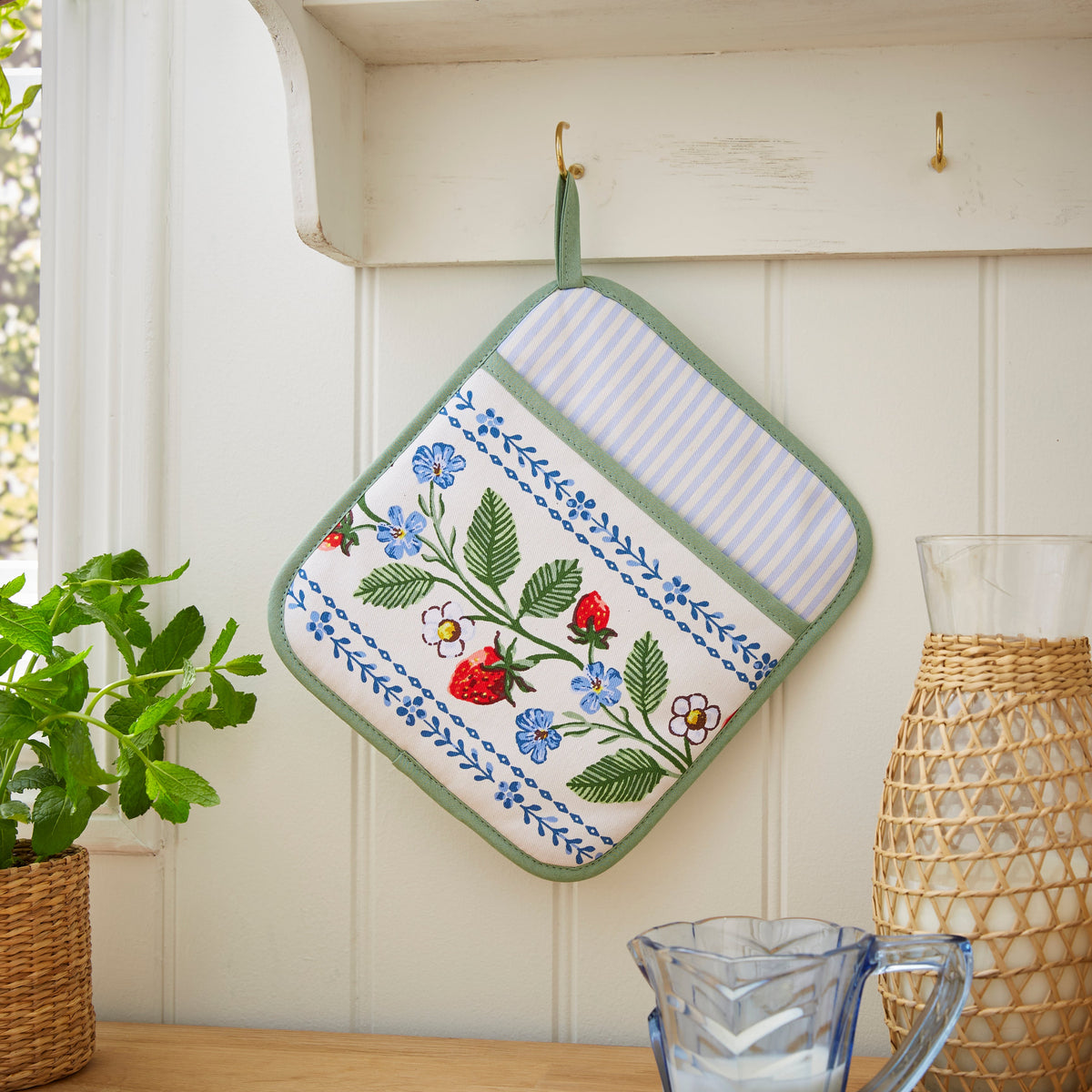 Ulster Weavers Pannenlap - Strawberry Patch, pannenlap aan een haakje bij een plant