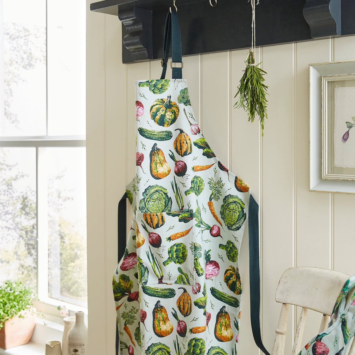 Ulster Weavers Keukenschort Katoen - Vegetable Medley, schort hangend aan een haakje in de keuken