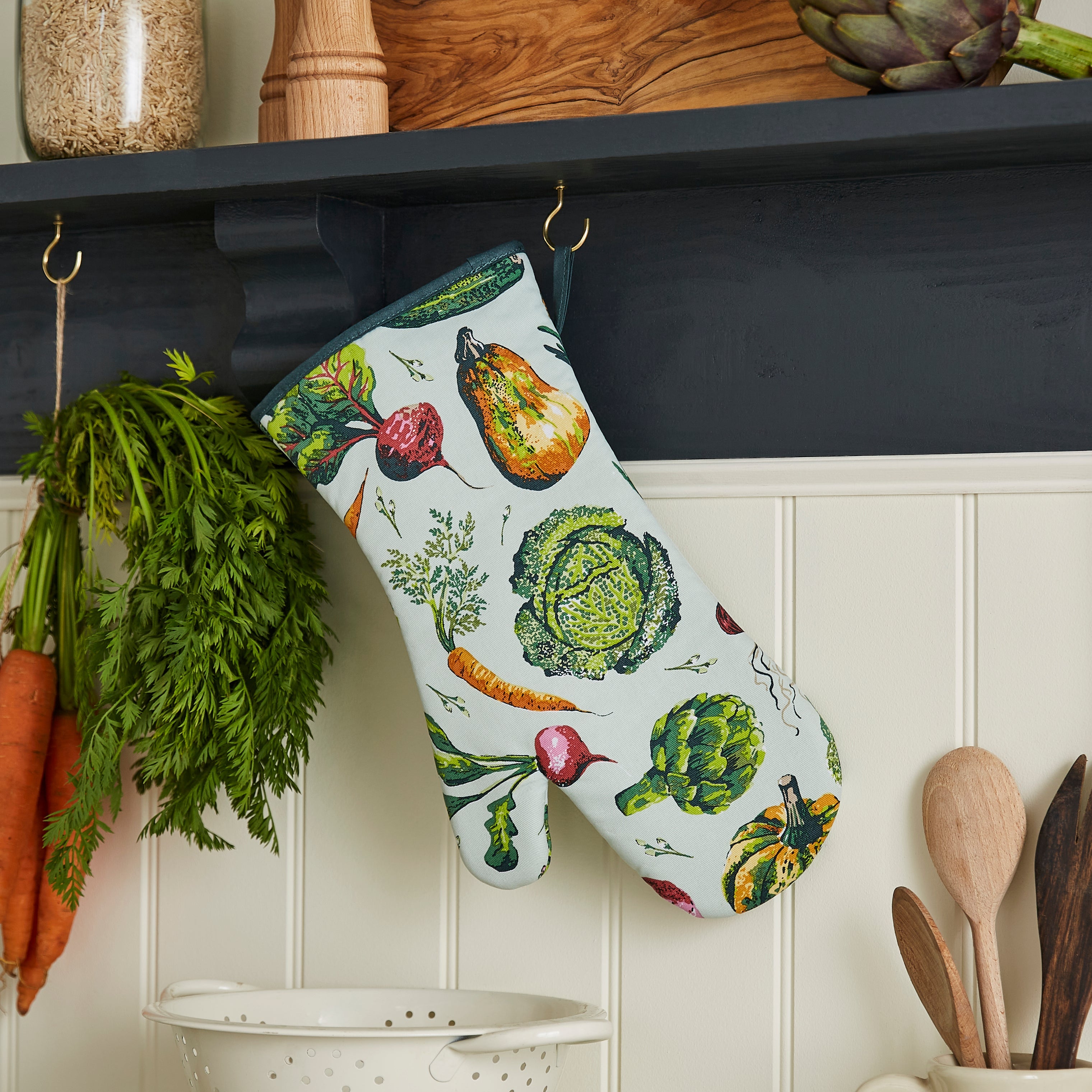 Ulster Weavers Ovenwant Katoen - Vegetable Medley, ovenwant hangend tussen groenten