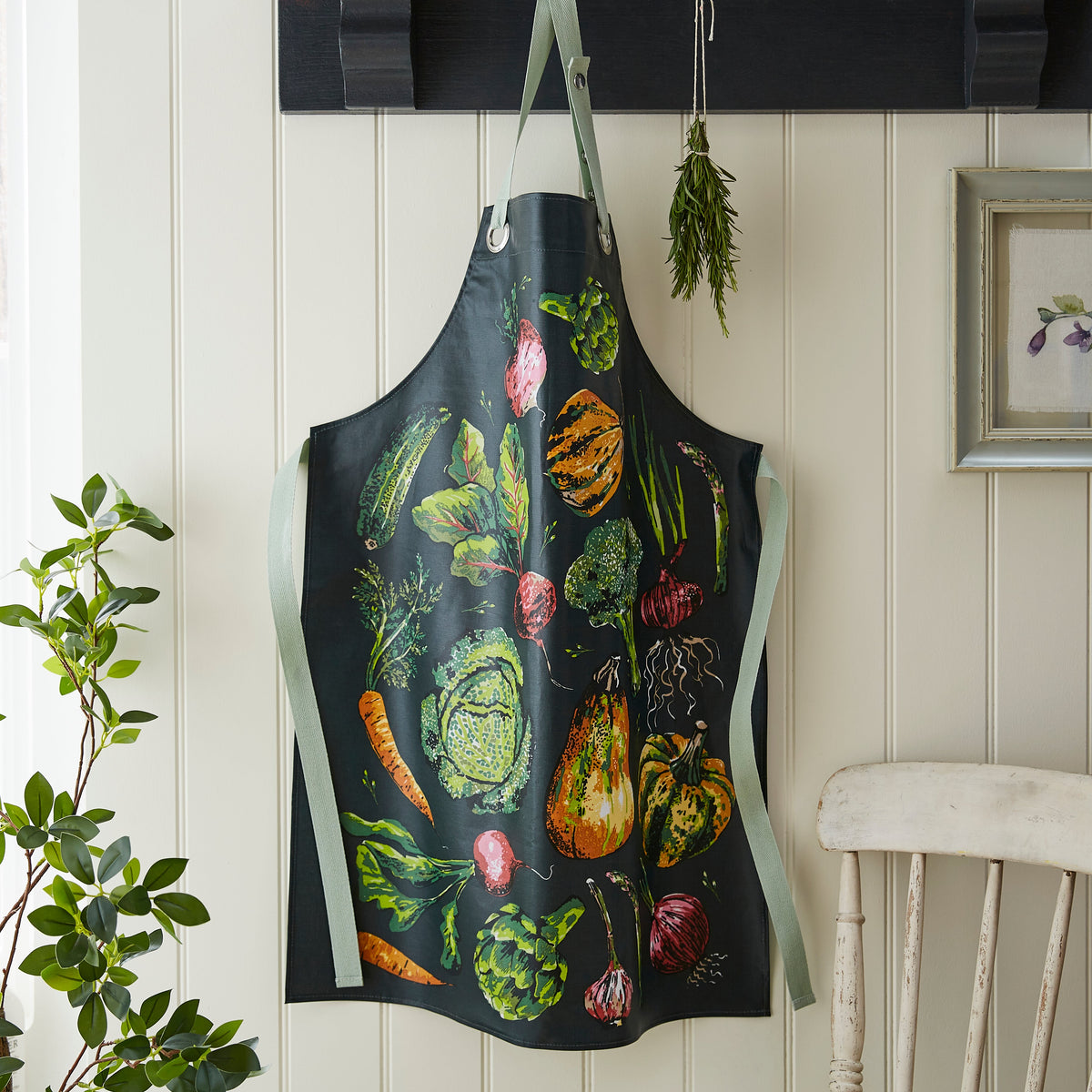 Ulster Weavers PVC Schort - Vegetable Medley, pvc-schort hangend bij het raam