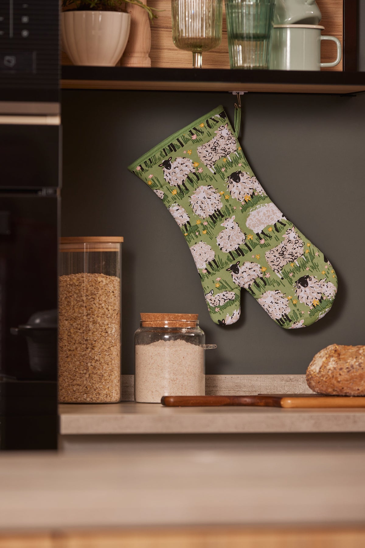 Ulster Weavers Ovenwant Katoen - Woolly Sheep, ovenwant hangend aan een haakje in de keuken