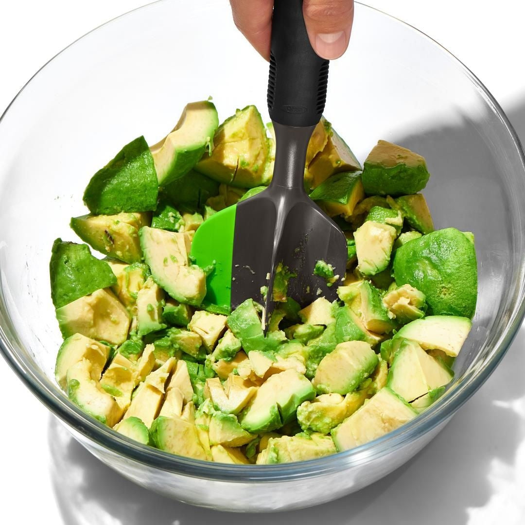 OXO Good Grips Smash & Scoop Avocadohulp, avocadostukjes prakken in glazen kom