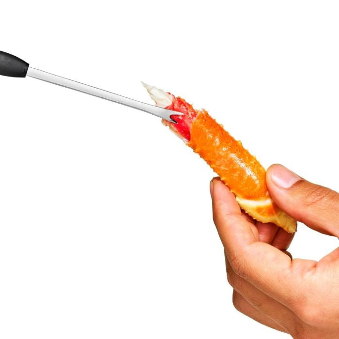 OXO Good Grips Kreeftenvorkenset in gebruik, vorkje haalt vlees uit een schaaldierpoot