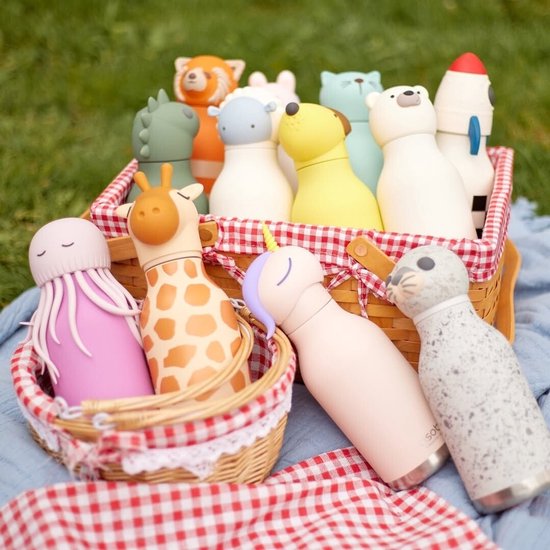 Verzameling Asobu Bestie thermosflessen samen in een picknickmand
