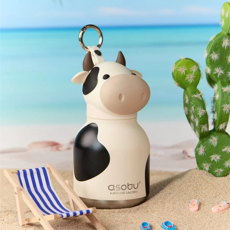 Asobu Mini Bestie Thermosfles Koe op het strand naast een strandstoel