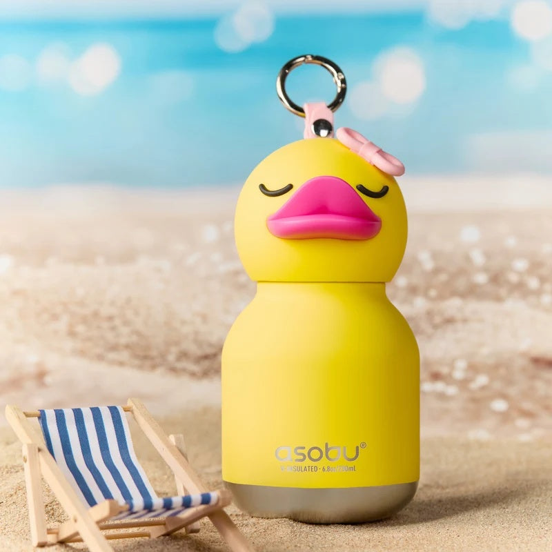 Asobu Mini Bestie Thermosfles Eend op het strand naast een strandstoel