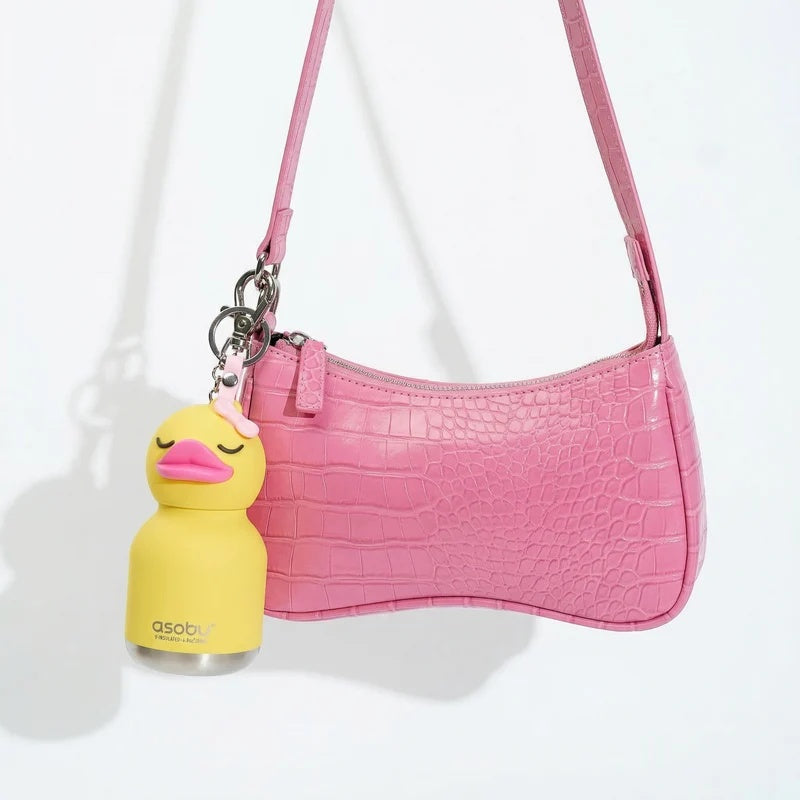Asobu Mini Bestie Thermosfles Eend als tasaccessoire aan een tas