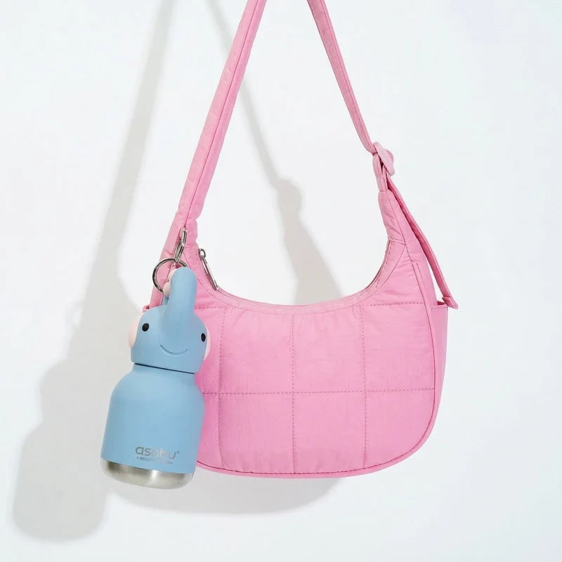 Asobu Mini Bestie Thermosfles Olifant als tasaccessoire aan een tas