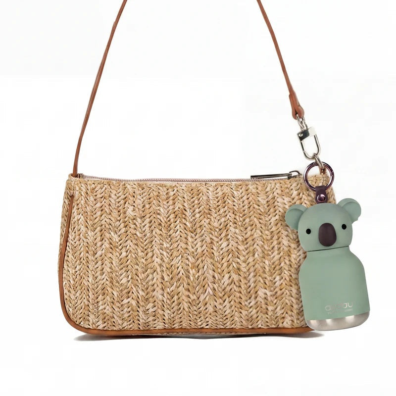 Asobu Mini Bestie Thermosfles Koala als tasaccessoire aan een gevlochten tas