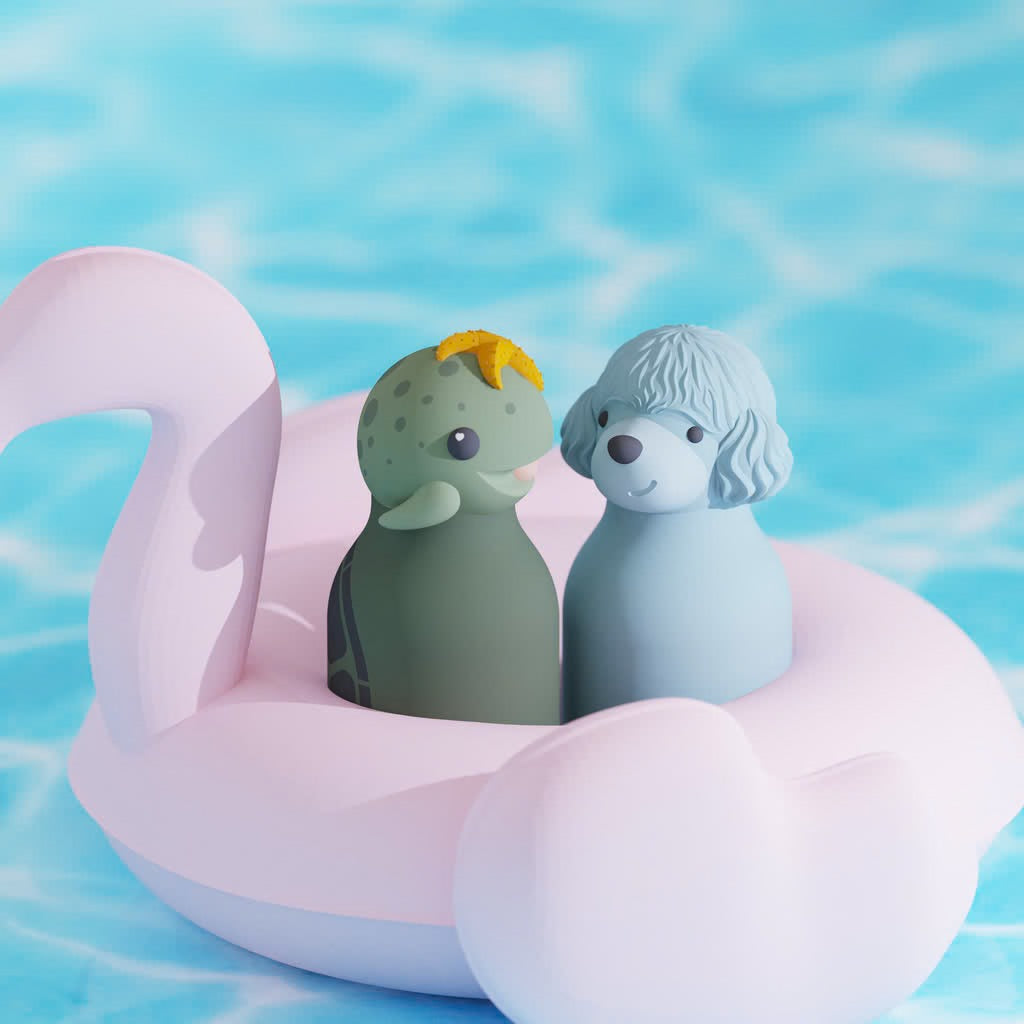 Twee Asobu Bestie thermosflessen in een opblaaszwemband in het water