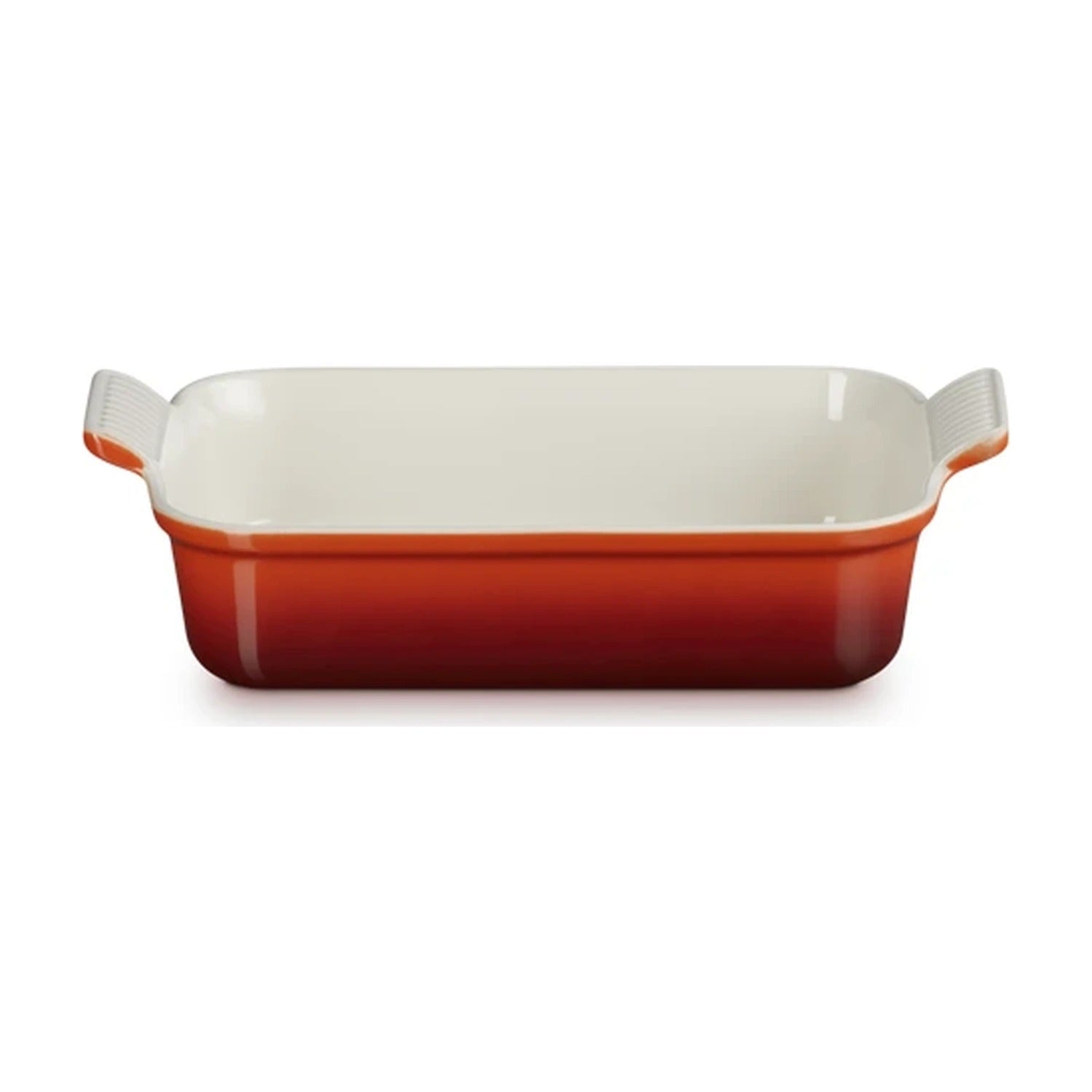 Le Creuset Ovenschaal Kersenrood - 26 cm op witte achtergrond