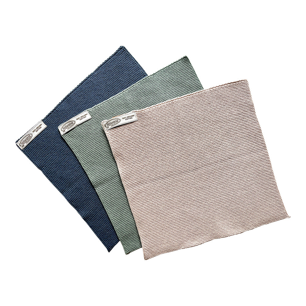 Solwang Design Vaatdoekjes set van 3 - Nordic Breeze drie doekjes gewaaierd tegen elkaar aan in marineblauw, mosgroen en zandbeige, elk met het Solwang-label zichtbaar.