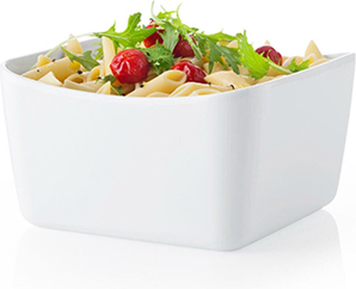 Witte porseleinen Amilio saladeschaal van Blomus gevuld met pastasalade, tomaatjes en rucola, op een witte achtergrond.